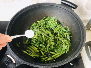 8、蒜泥茼蒿,加盐调味；