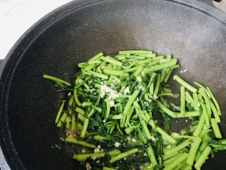 9、蒜泥茼蒿,总共炒1分多钟，出锅前加蒜末炒匀；
