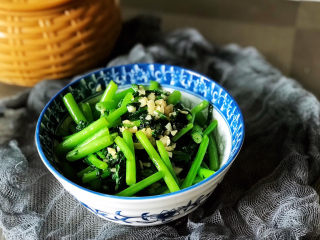 10、蒜泥茼蒿,鲜嫩脆爽的蒜泥茼蒿出锅。