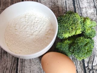 1、辅食计划+西兰花蛋饼,准备食材