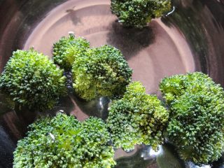 2、辅食计划+西兰花蛋饼,西兰花用淡盐水浸泡15分钟，然后用清水冲洗