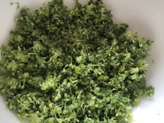 3、辅食计划+西兰花蛋饼,用辅食剪剪掉上面的小花