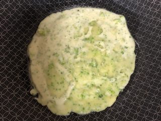 9、辅食计划+西兰花蛋饼,舀两勺面糊放锅里，借助铲子摊平