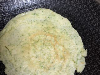 10、辅食计划+西兰花蛋饼,一面凝固后反煎另一面