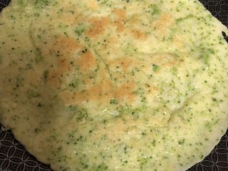 11、辅食计划+西兰花蛋饼,煎至两面焦黄即可