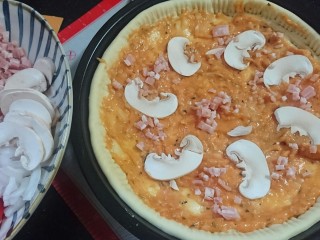 10、培根火腿披萨,先铺底层的培根碎和白蘑菇