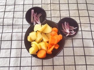 2、宝宝辅食10M➕:胡萝卜土豆浓汤,土豆、胡萝卜切块,洋葱和火腿切丝