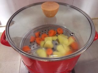 3、宝宝辅食10M➕:胡萝卜土豆浓汤,烧水,将土豆和胡萝卜蒸熟