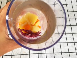 5、宝宝辅食10M➕:胡萝卜土豆浓汤,将洋葱、土豆和胡萝卜放入料理杯中