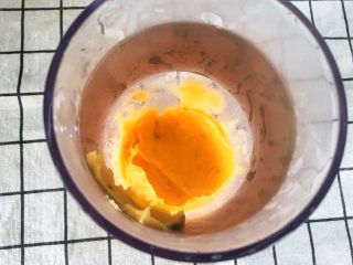 6、宝宝辅食10M➕:胡萝卜土豆浓汤,加入少许牛奶,用料理棒搅打成糊