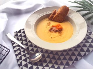 8、宝宝辅食10M➕:胡萝卜土豆浓汤,根据宝宝情况,一岁以上可适当加入少许盐,撒上火腿碎即可