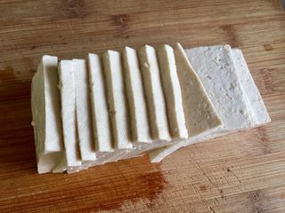 2、红墙绿瓦，墨走游龙➕阿晨家常豆腐,卤水豆腐一盒我大概用了3/4，大约300g，照切半毫米的正方形片