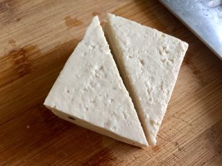 3、红墙绿瓦，墨走游龙➕阿晨家常豆腐,再对角切成三角形