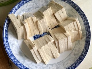 4、红墙绿瓦，墨走游龙➕阿晨家常豆腐,全部切好，放盘中备用