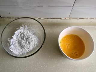 5、红墙绿瓦，墨走游龙➕阿晨家常豆腐,准备两个小碗，一个碗中放适量玉米淀粉，一个土鸡蛋打散成均匀蛋液