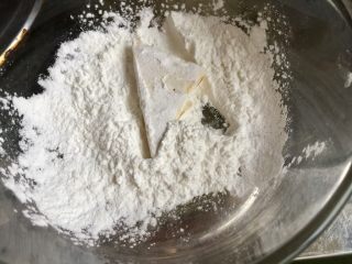 6、红墙绿瓦，墨走游龙➕阿晨家常豆腐,豆腐片先沾生粉，抖掉多余的