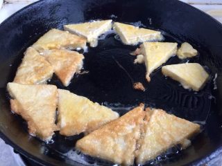 8、红墙绿瓦，墨走游龙➕阿晨家常豆腐,平底锅加热放油，油六成热转小火放入豆腐片煎，煎到豆腐两面焦黄盛出备用