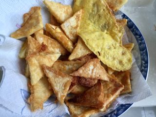 10、红墙绿瓦，墨走游龙➕阿晨家常豆腐,全部煎好的豆腐放在厨房纸巾上吸去多余油脂备用