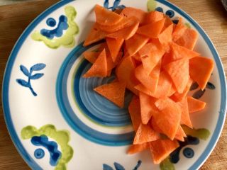 12、红墙绿瓦，墨走游龙➕阿晨家常豆腐,胡萝卜切三角薄片