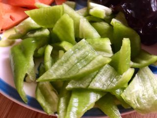 13、红墙绿瓦，墨走游龙➕阿晨家常豆腐,尖椒切成与胡萝卜片差不多大小的三角块