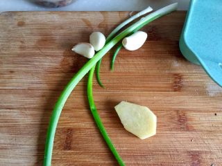 15、红墙绿瓦，墨走游龙➕阿晨家常豆腐,小葱择好，姜去皮，蒜剥皮，清洗备用
