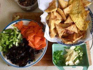 17、红墙绿瓦，墨走游龙➕阿晨家常豆腐,全部食材抖改刀备用