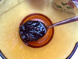 18、红墙绿瓦，墨走游龙➕阿晨家常豆腐,准备调味汁：黄豆酱一勺