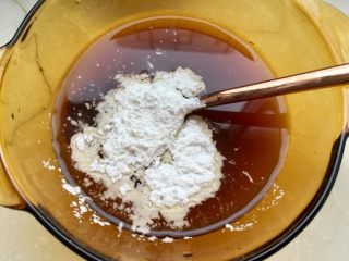 22、红墙绿瓦，墨走游龙➕阿晨家常豆腐,加入适量清水，少许生粉，搅拌均匀无颗粒