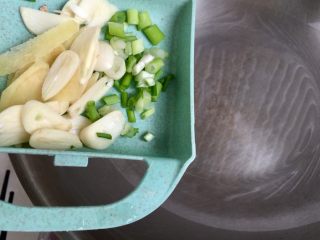 26、红墙绿瓦，墨走游龙➕阿晨家常豆腐,热锅冷油，小火加入葱白姜片蒜片煸香