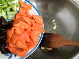 27、红墙绿瓦，墨走游龙➕阿晨家常豆腐,加入胡萝卜片煸炒半分钟