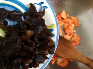 28、红墙绿瓦，墨走游龙➕阿晨家常豆腐,加入木耳翻炒半分钟