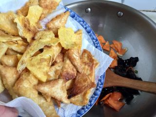 29、红墙绿瓦，墨走游龙➕阿晨家常豆腐,转中火加入煎好的豆腐块和蛋皮（撕成小块）翻炒均匀