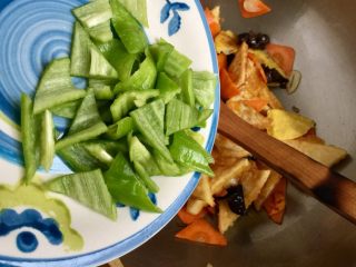 30、红墙绿瓦，墨走游龙➕阿晨家常豆腐,加入尖椒翻炒均匀