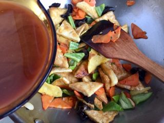 31、红墙绿瓦，墨走游龙➕阿晨家常豆腐,浇上事先调配好的调料汁，翻炒均匀后小火咕嘟一两分钟至豆腐入味汤汁浓稠挂汁后，出锅装盘即可享用