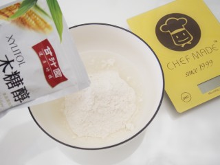 2、玫瑰酥饼,加入木糖醇，揉成光滑的面团，盖上保鲜膜静置半小时。