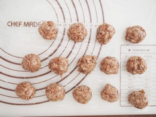 4、玫瑰酥饼,准备玫瑰馅，将糯米粉小火炒熟，然后将玫瑰酱、色拉油和熟糯米粉混合均匀，分成约20g左右一个的小团。