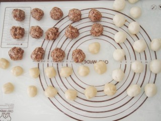 5、玫瑰酥饼,将水油皮和油酥均分成14份。