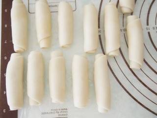 8、玫瑰酥饼,将所有的面团都这样卷好。