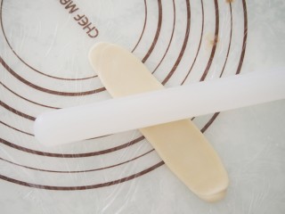 9、玫瑰酥饼,然后横过来，再次擀开成为长条状。