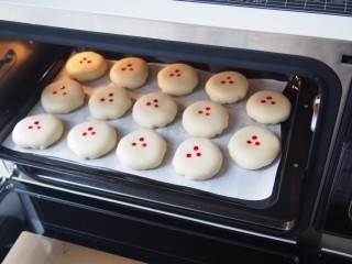 15、玫瑰酥饼,将烤盘放入烤箱中。