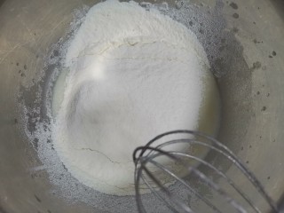 3、香葱肉松戚风蛋糕（6寸圆模）,再筛入低筋面粉画“z”搅拌均匀至无干粉颗粒