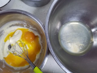 4、香葱肉松戚风蛋糕（6寸圆模）,分离蛋清蛋黄，蛋黄分离在面糊里，蛋清分离在一个无水无油的盆里，蛋黄不能掉进蛋清中