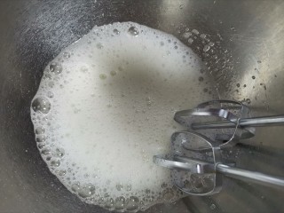 6、香葱肉松戚风蛋糕（6寸圆模）,再来处理蛋白，打蛋器开高速打到鱼眼粗泡泡时加入1/3白糖（第一次）