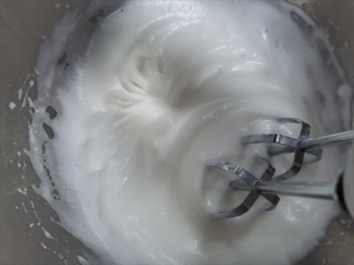 8、香葱肉松戚风蛋糕（6寸圆模）,打发至出现明显纹路时加入最后的白砂糖