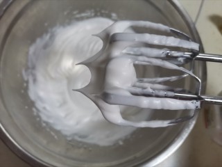 9、香葱肉松戚风蛋糕（6寸圆模）,打发至干性发泡，即提起打蛋器有直立的小尖角