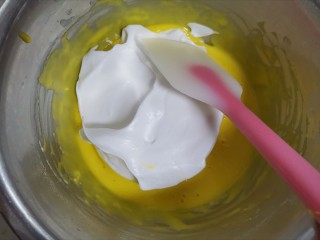 11、香葱肉松戚风蛋糕（6寸圆模）,再取1/3的蛋白霜到蛋黄糊里翻拌均匀，不能画圈搅拌