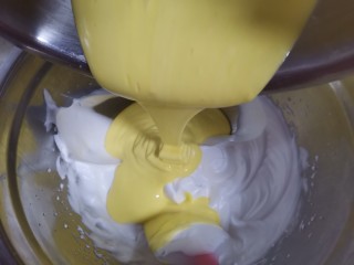 12、香葱肉松戚风蛋糕（6寸圆模）,再倒回蛋白霜里，同样的手法翻拌均匀