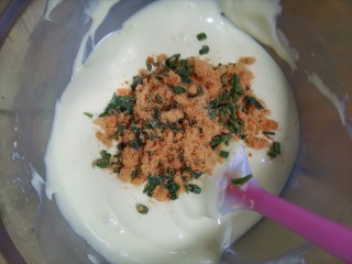 13、香葱肉松戚风蛋糕（6寸圆模）,加入提前拌好的香葱肉松，翻拌均匀