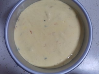 14、香葱肉松戚风蛋糕（6寸圆模）,倒入模具，从20厘米高处震几下震出气泡