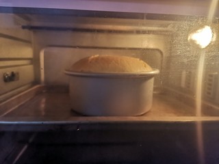 15、香葱肉松戚风蛋糕（6寸圆模）,送入预热好的烤箱，上下火150度烤40分钟